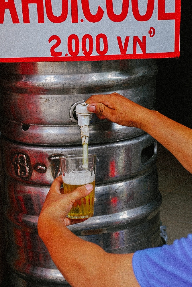 Pouring beer from a keg at a Hanoi bar, price 2,000 VNĐ